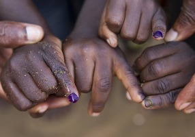 Violette Finger stehen für geschützte Kinder, die gegen Polio geimpft wurden, wie hier in Abidjan.